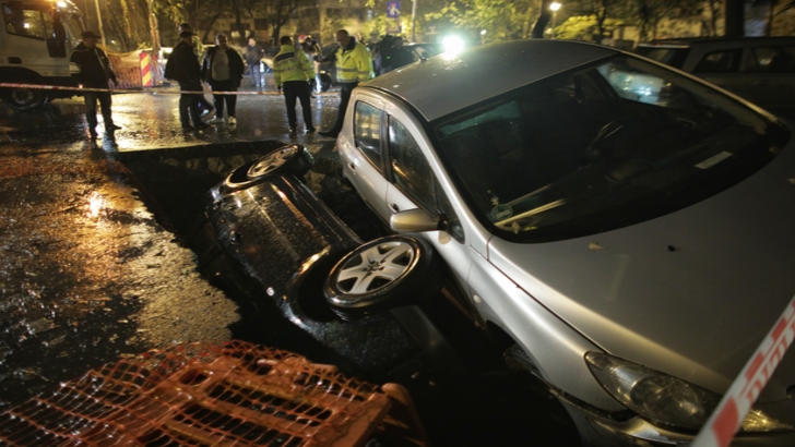Poliția Română, anunț de ultimă oră privind mașinile căzute într-o groapă, în Sectorul 6: ”S-a deschis dosar penal”